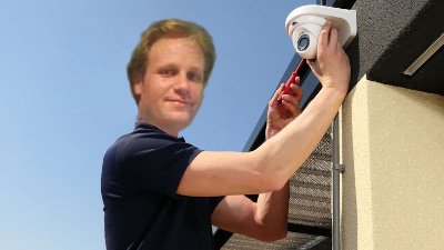 Monteur tijdens alarm onderhoud