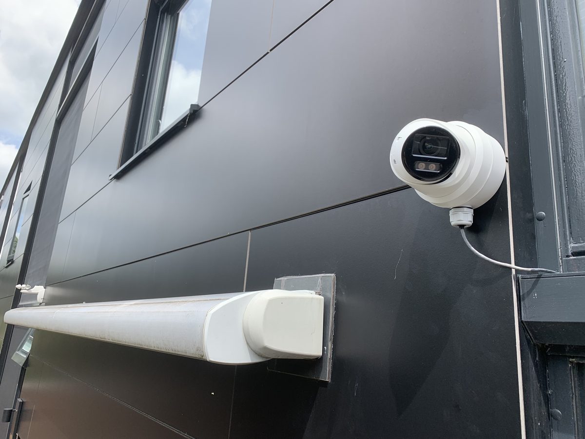 Camera met zicht op tuin