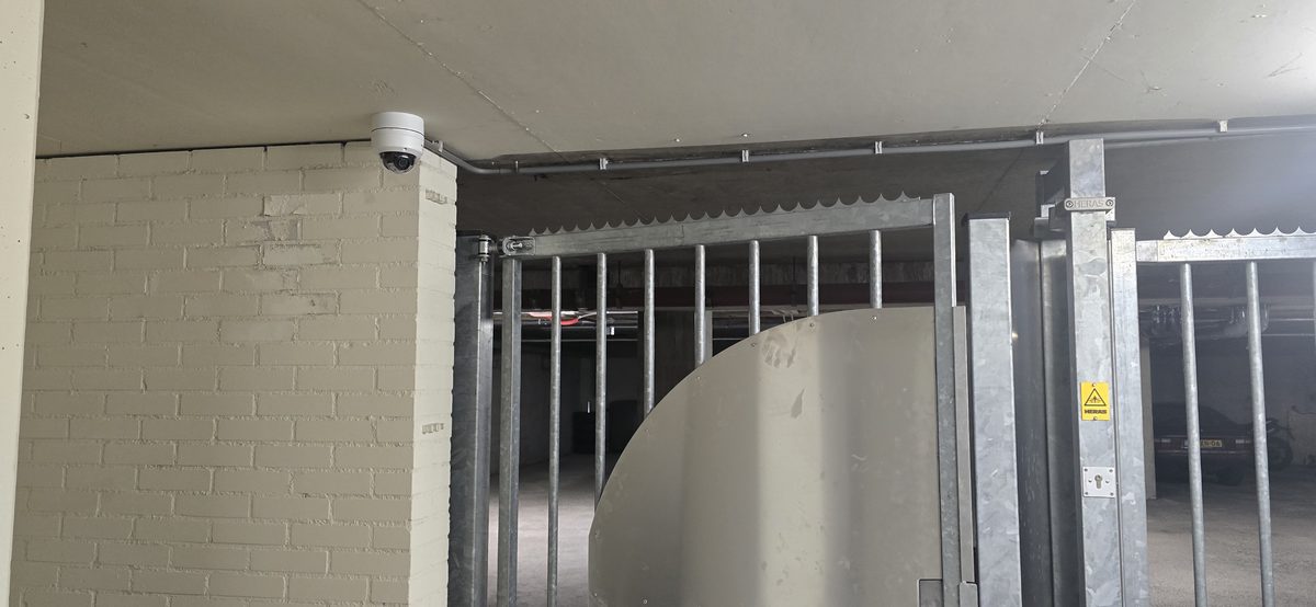 Camera bij hekwerk boxgang