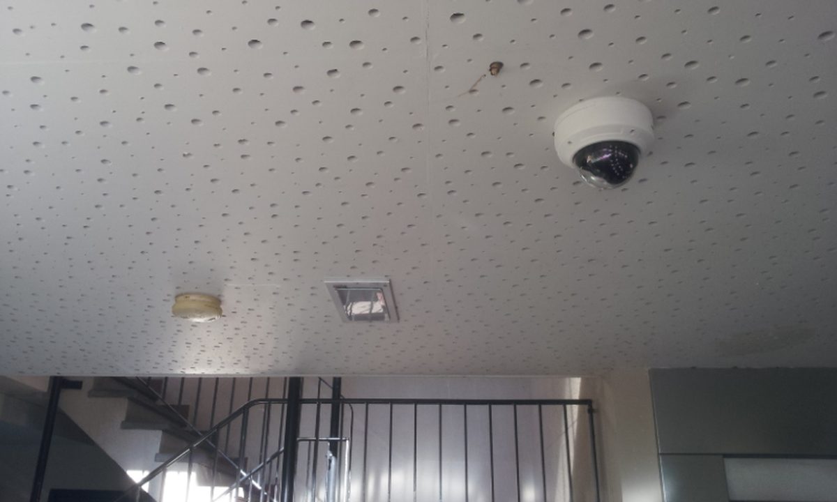 Camera en PIR melder aan plafond