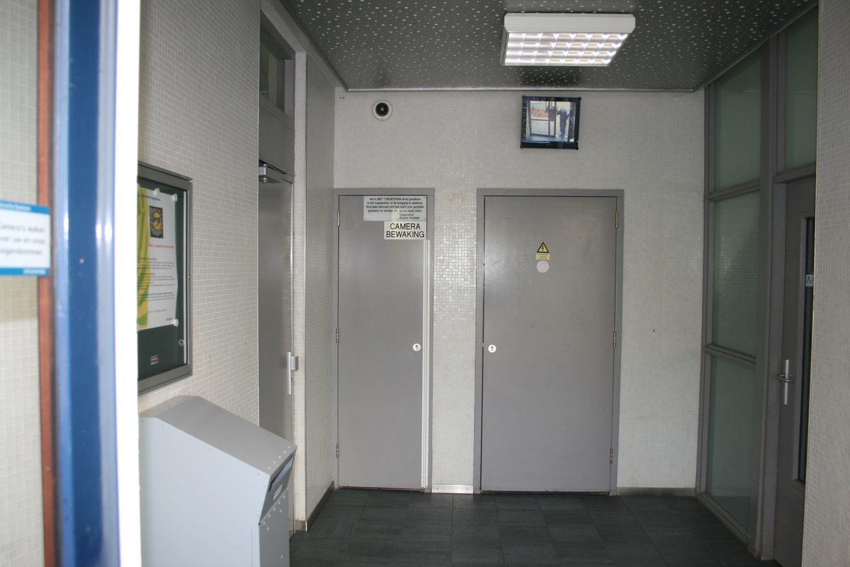 Camera en monitor in hotellobby