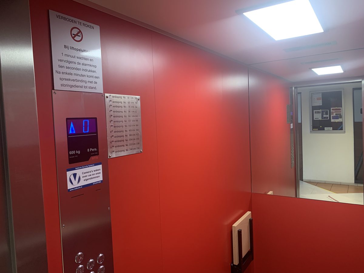 Liftcamera bij bedieningspaneel