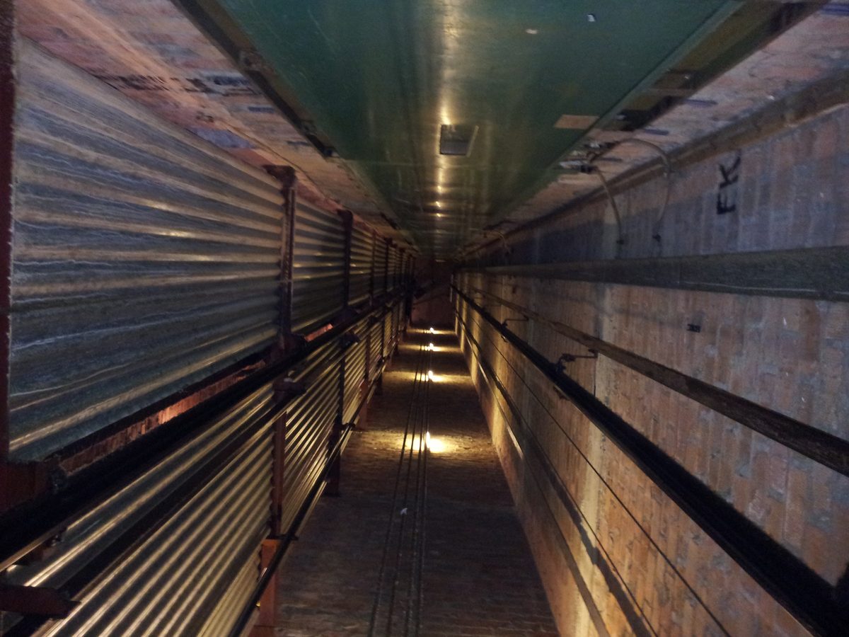 Liftschacht van bovenaf