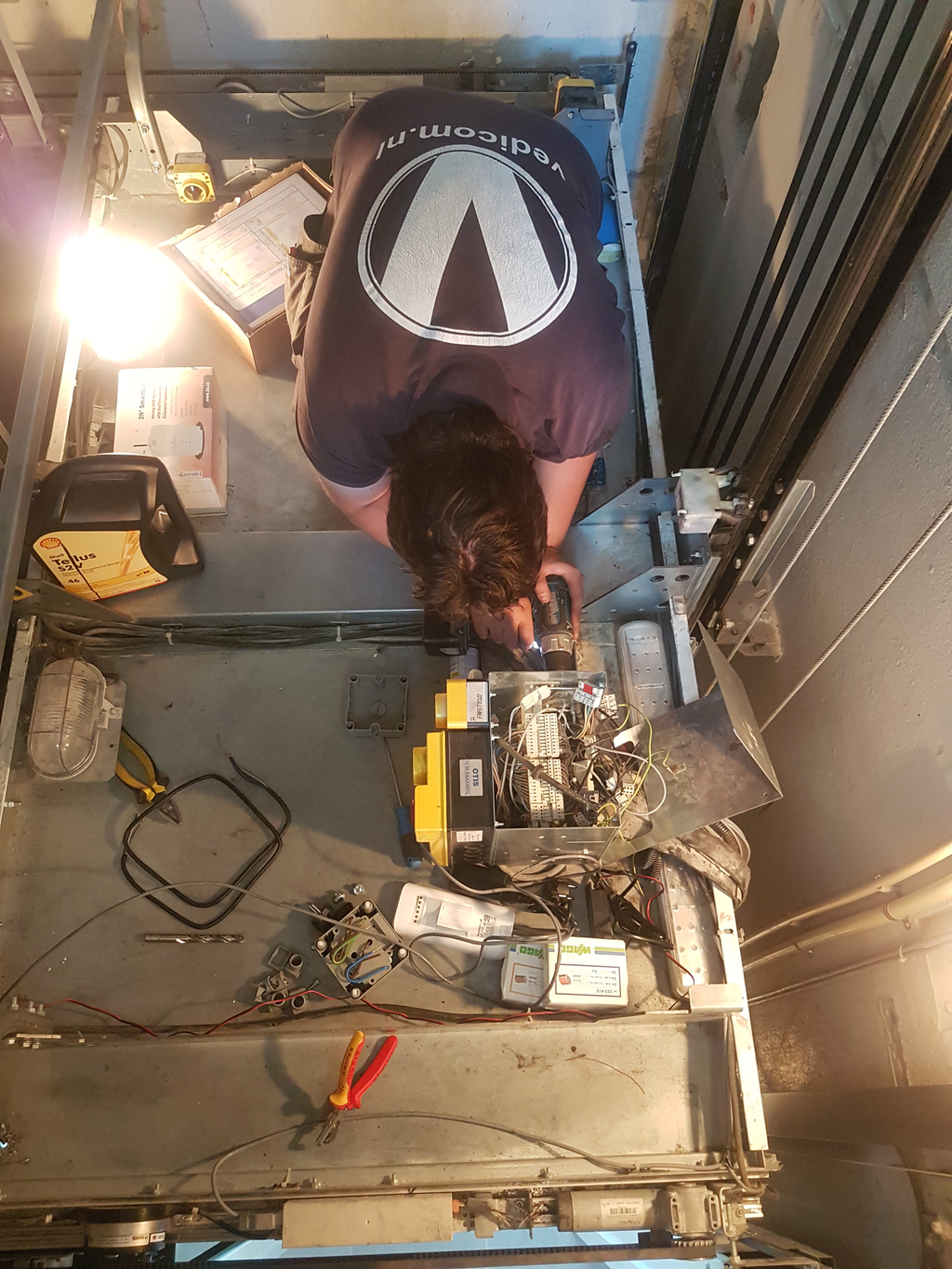 Monteur aan het werk in de liftschacht