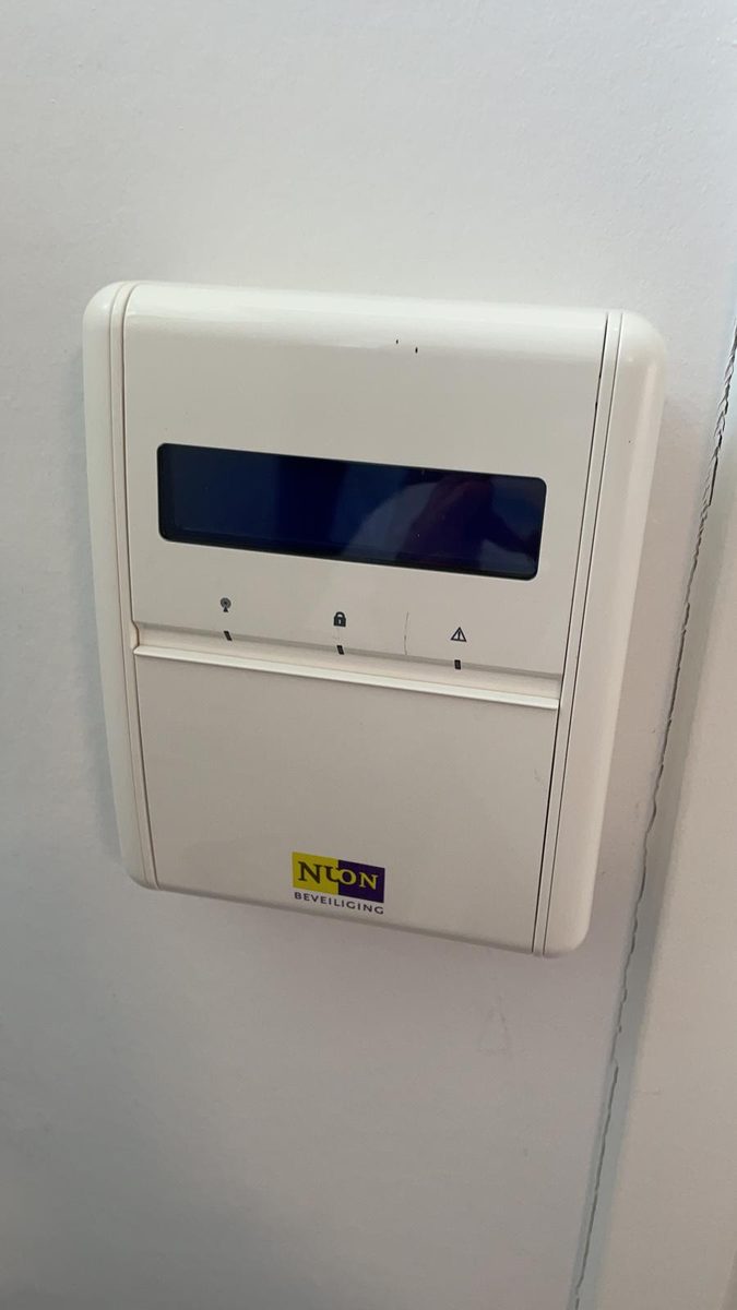 Bestaand alarmpaneel aan muur