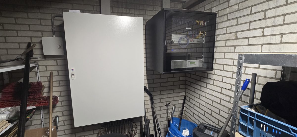 Technische ruimte met patchkast en beveiligingsserver