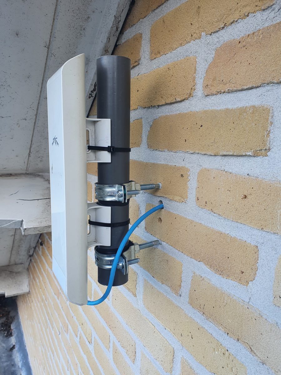 UniFi PTP bridge op muur