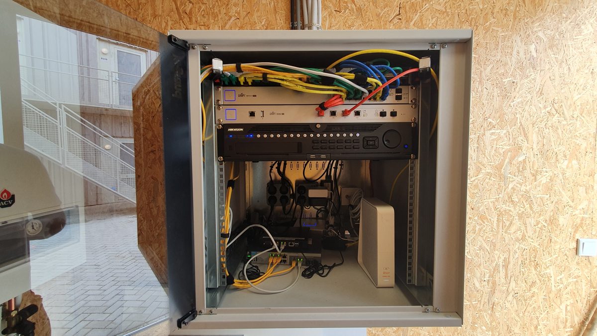 Wandkast met UniFi switch en NVR