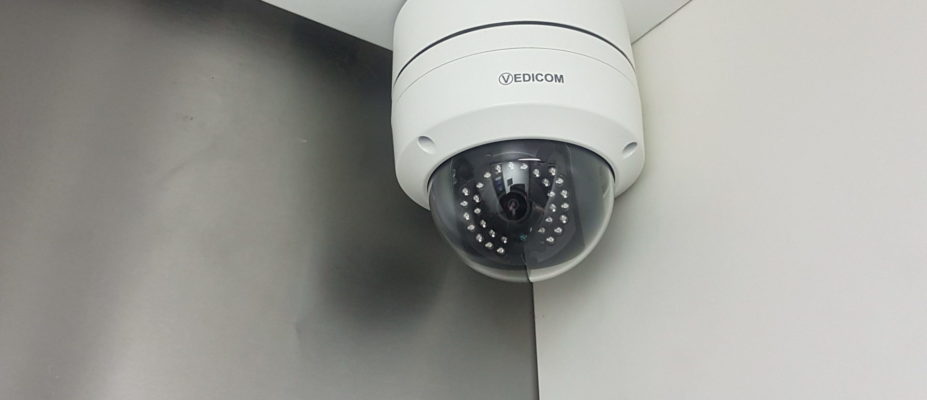 plaatsen hikvision bewakingscamera-beveiligingscamera in de lift